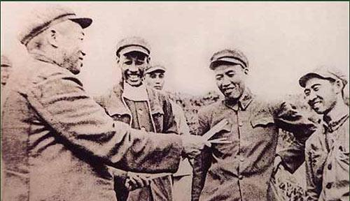 1951年，10万志愿军被美军包饺子，一向淡定自若的彭老总心急如焚连忙向毛主席求
