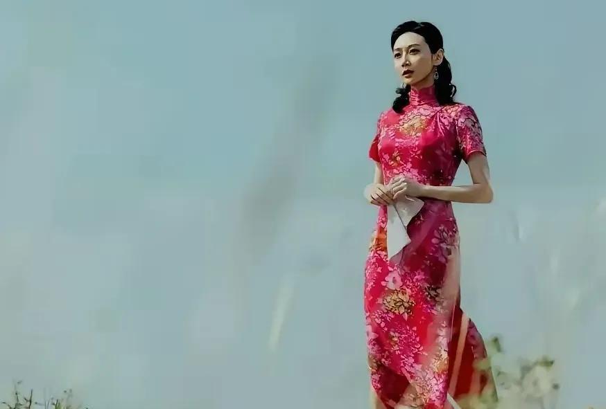 追剧《生万物》 绣绣的孩子掉了，很可能与她和露露在山顶上喝酒有关。
      