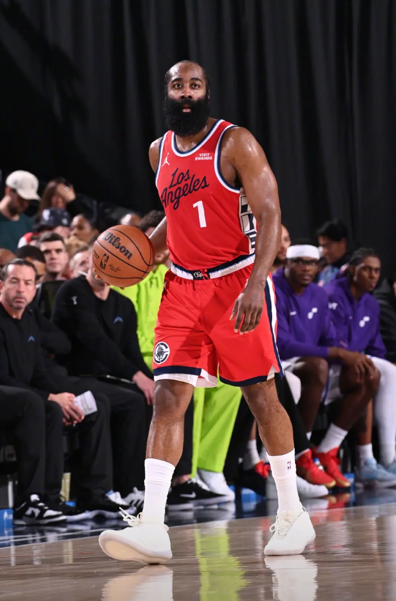 哈登今天也算是体验了一把“躺赢”！
第四节更是被“DNP”了，这次泰伦卢总算是没