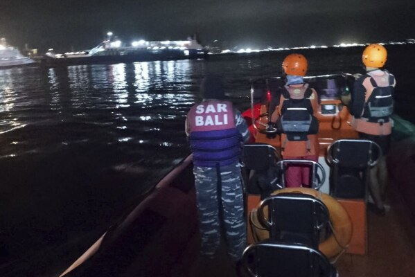 惊险！印尼一艘载有65人的船只在巴厘海峡沉没