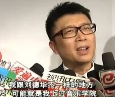 2006年，歌手庞龙的《两只蝴蝶》火了，商业价值2.4亿，赚了2000w，上过4