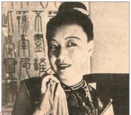 1939年，红色女特工王莹，爱上了白崇禧的心腹秘书，原以为无法在一起，可她万万没