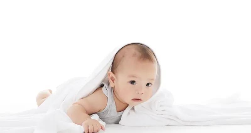 宝宝头部受伤了。
需要注意以下几点：
提高抱娃的注意力：抱宝宝的时候要集中精力，