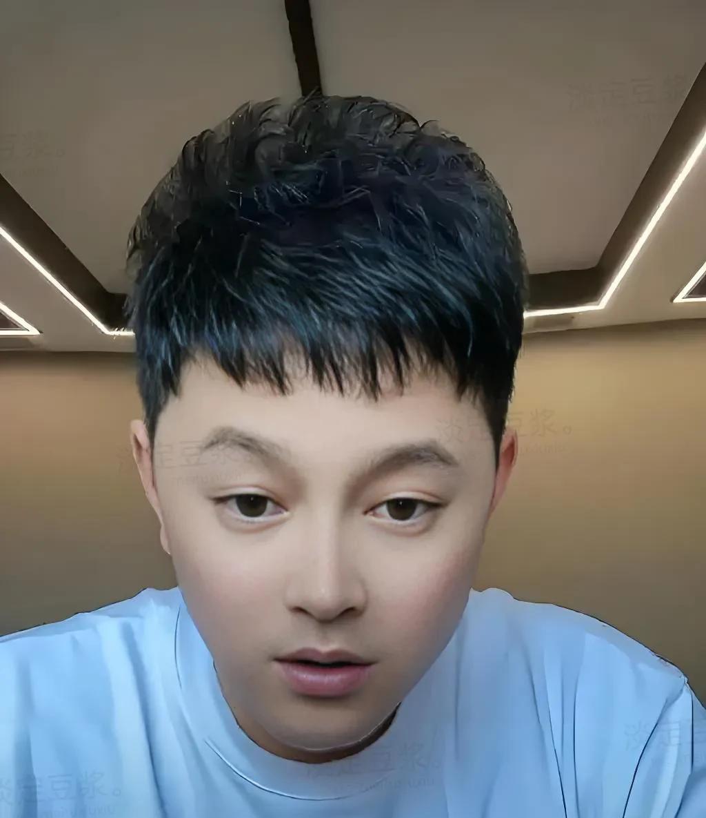 哈哈！终于有人抻头起诉刘一飞了，看他在直播间总说明星隐私，以这个来博取流量，我感