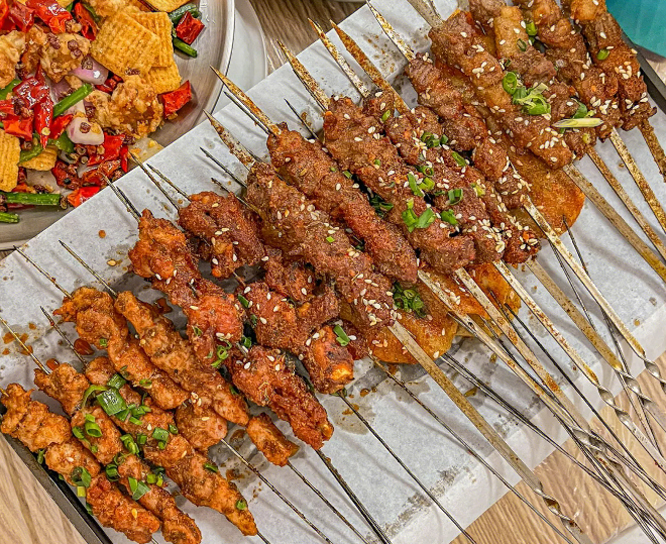 夏天到了，吃烧烤的“烤”字，原来是齐白石发明的