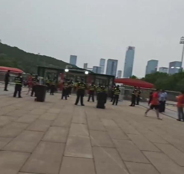 今晚泰山队vs武汉三镇！
保安比球迷多！
济南奥体中心的球迷还不如晚上遛弯的人多