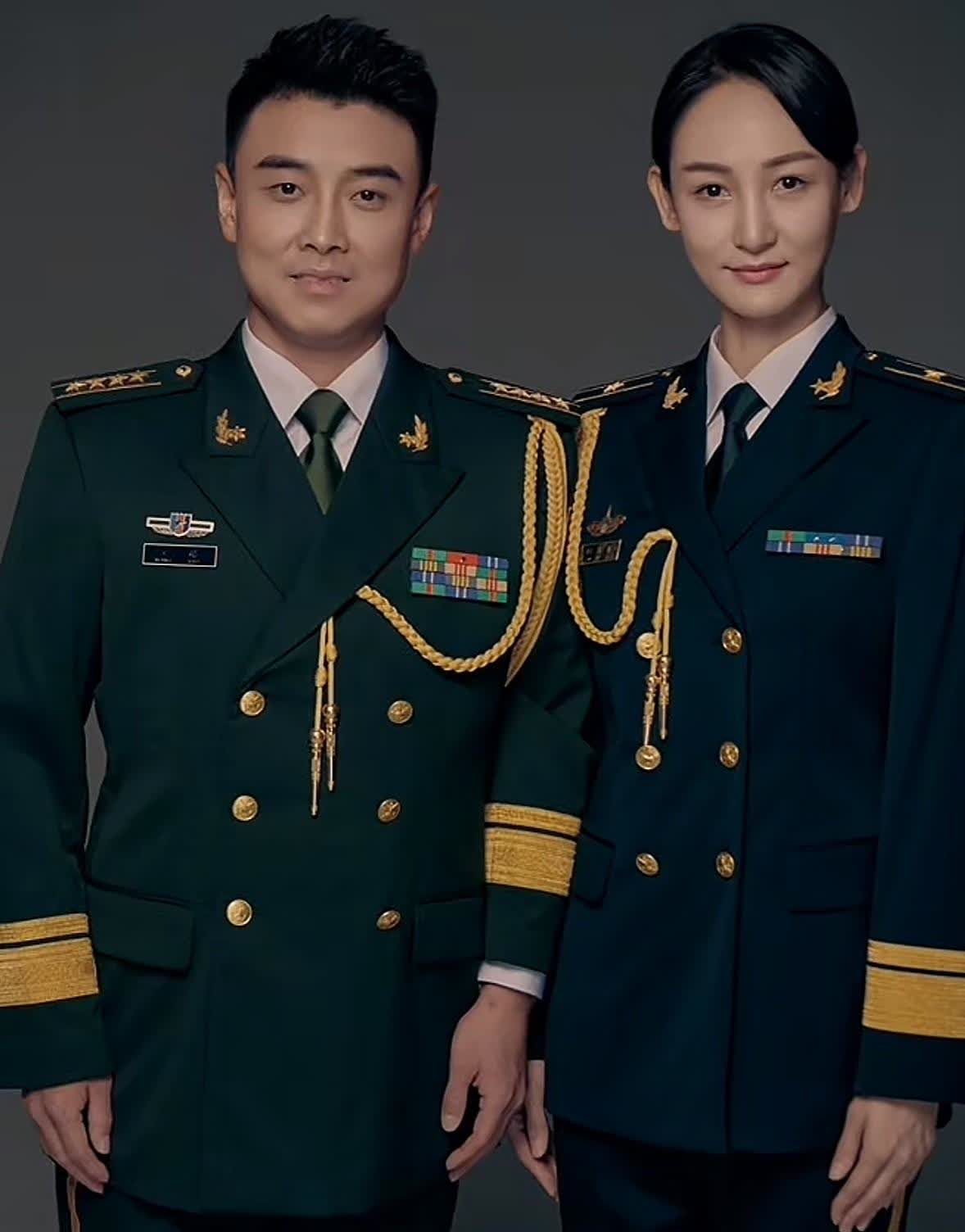 天哪，王皓夫妇的军装合照太飒了，原来不止王皓是军人，王皓的老婆小雅也是军人，原来
