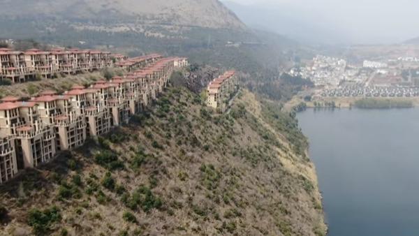 20亿砸在悬崖上！云南烂尾别墅，成了谁都不敢碰的“空中危楼”？