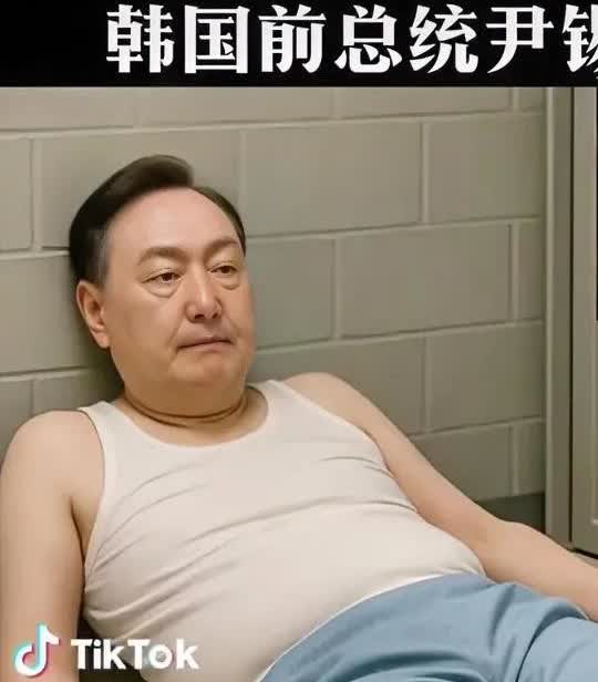 就这样，他穿着内衣，躺在牢房的地上，口口声声的叫嚷着“我不走，就不走”！
看着