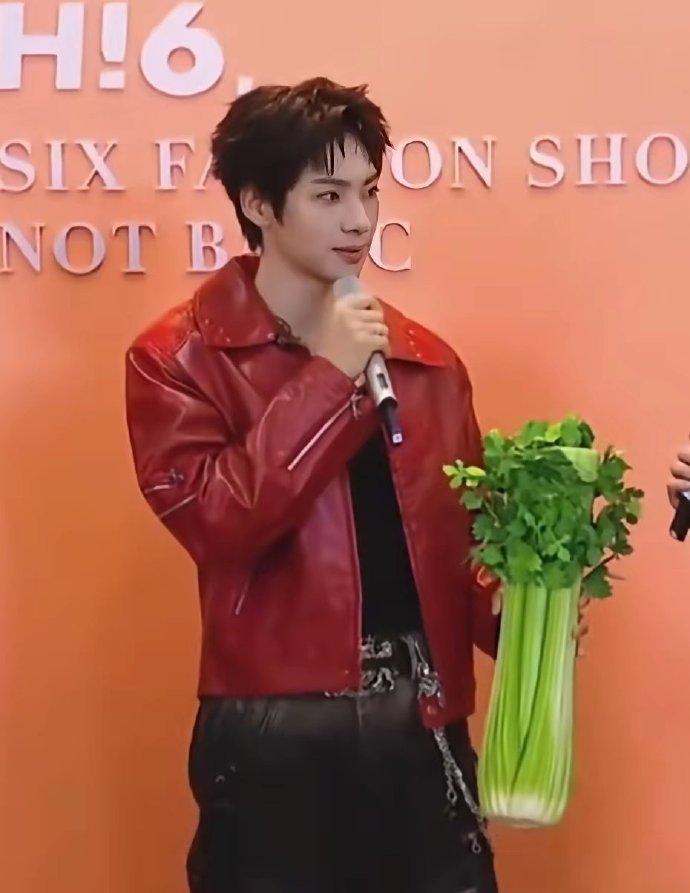 以为拿着棵芹菜呢。结果没想到打开是个芹菜包。别小看这棵芹菜包售价3万多呢。 ​​