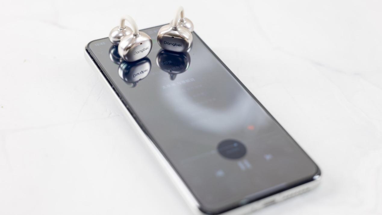 自带妙控屏, 音质出色, 无感佩戴, 当贝Air 1耳夹式AI蓝牙耳机体验