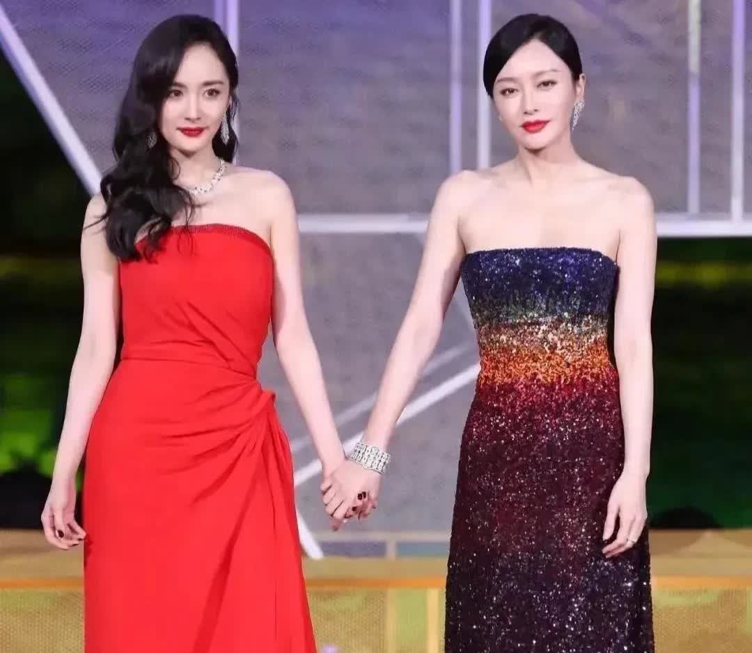 我问闺蜜的男朋友
如果选老婆，杨幂和秦岚你选谁
他不假思索的答道，是个男人肯