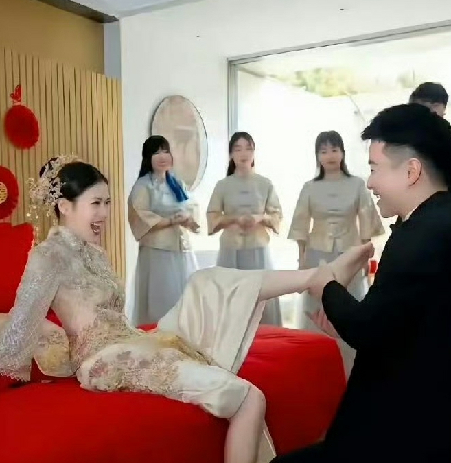 为什么新娘子的右腿纹了个s呢？现在都这么开放了吗？