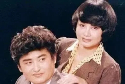 1987年，刘欢对主持人卢璐一见钟情，认识9天后就求婚成功。可是，去民政局登记时