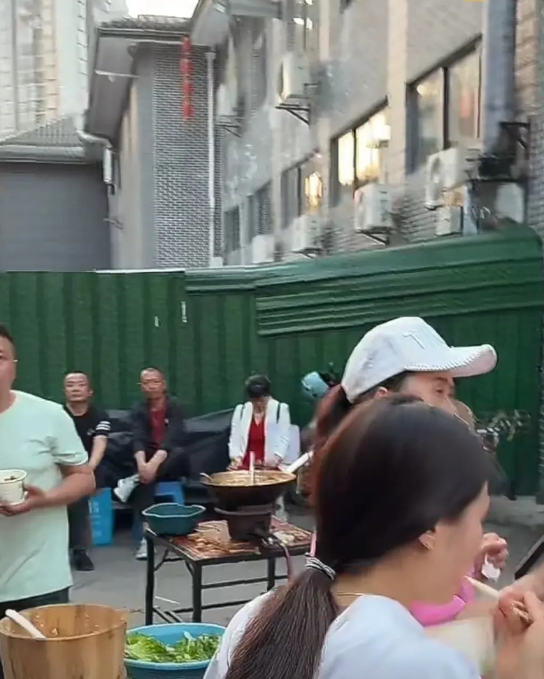 棉花糖爸爸的条件不太好，陈杨梅的回家宴是在姑姑家举办的，要是家里条件好，肯定不会