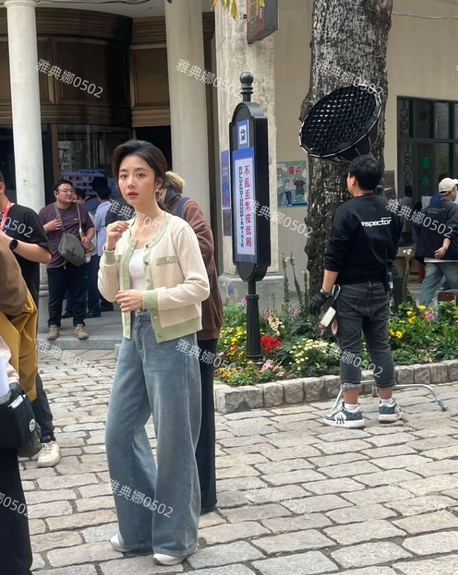 谭松韵本人太好看了，身材娇小玲珑很苗条，一张娃娃脸眼睛超大，五官柔和秀气不但上镜