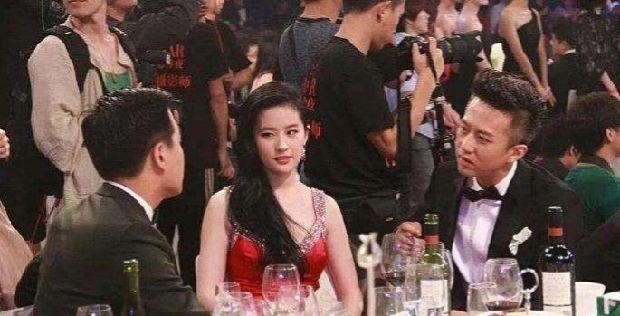 刘亦菲：要不我起身，你俩慢慢聊！ ​​​