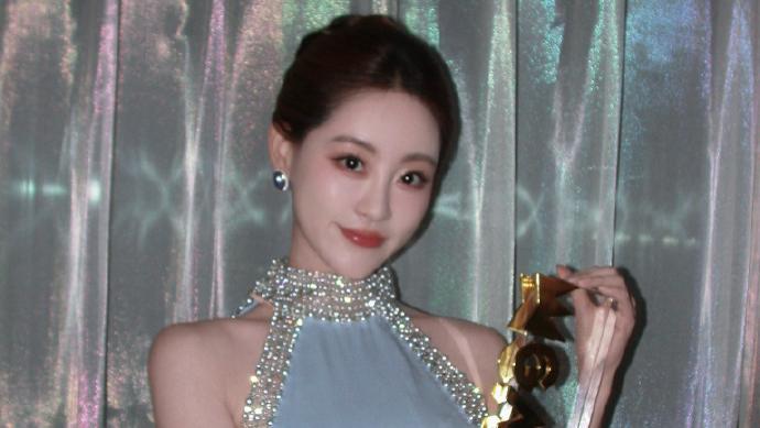 祝绪丹裙装造型亮相，不仅利落还显柔美