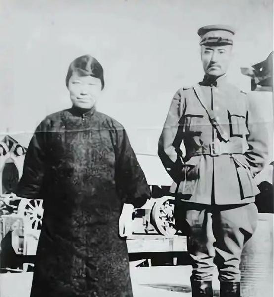 名将郭松龄大婚时，一帮宾客将新娘子团团围住，趁着酒兴，众人乱嚷着，一定要新娘子说