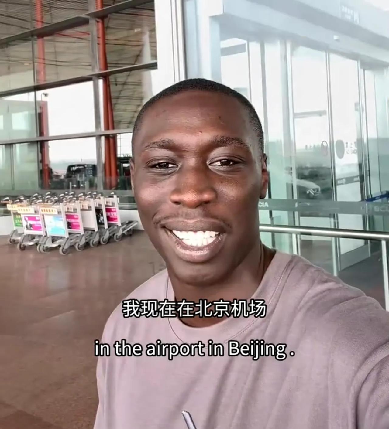 “无语哥”天津行，“老铁”很热情！
以为会全程“无语”，结果却穿起“中国老铁”T