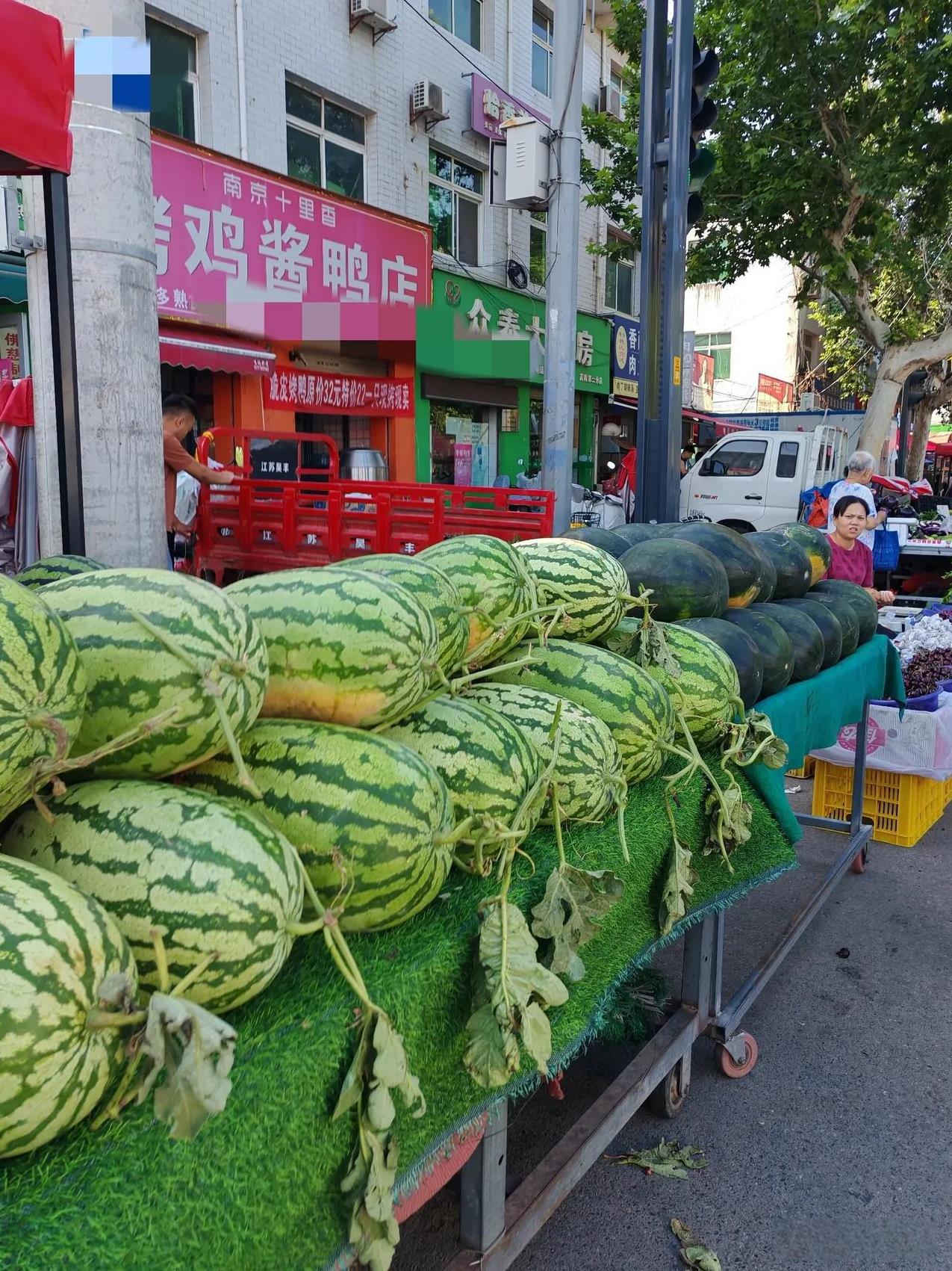 今年的西瓜真是一言难尽。
6月28日，这是我刚刚路过北郊早市拍到的几张图片，西瓜