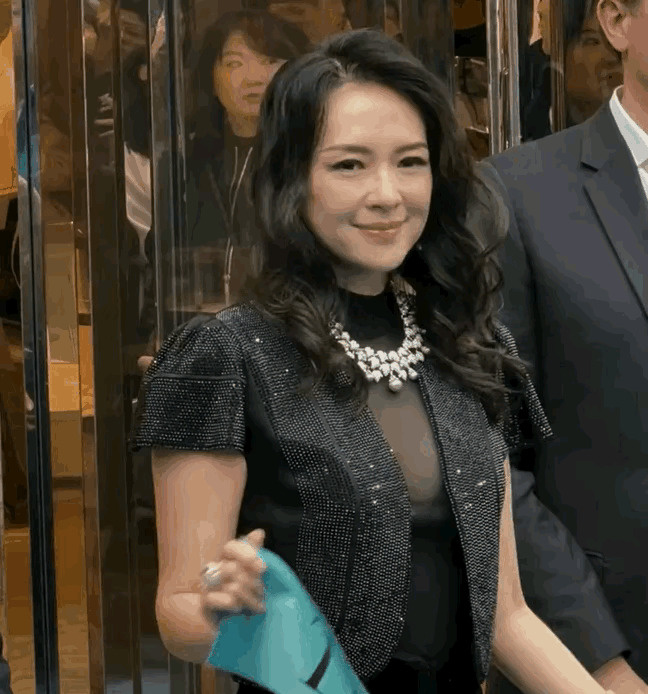 章子怡出席店铺开业剪彩











一代巨星章子怡，竟然沦落到为小店剪