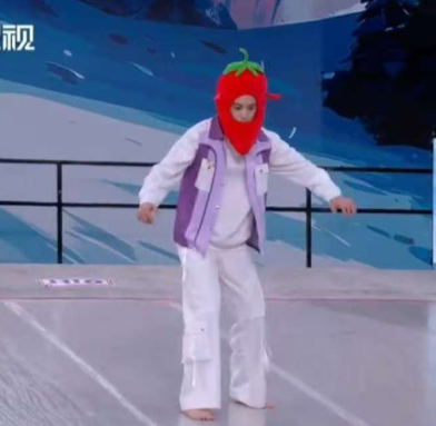 王鹤棣好六现场玩嗨了，一秒八百个小表情，可爱值拉满 ​​​