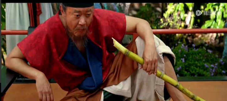 长安的荔枝，冯嘉怡演的这个岭南刺史，这妆造真的是太好玩了。

躲过了短袖，开裆裤
