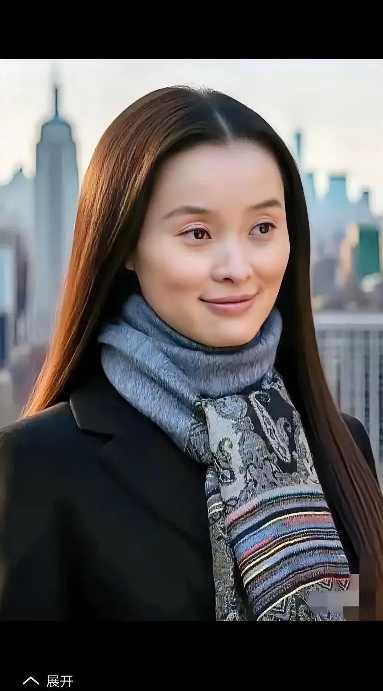 为什么大家都说吴越演技好？看看她九三晚会《松花江上》一嗓子！
在这场晚会的《松花