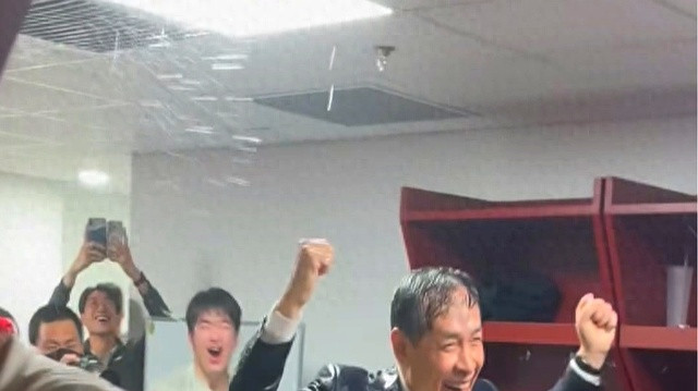 北京晋级四强更衣室！泼水许利民全身湿透，球迷庆祝高举吉喆球衣