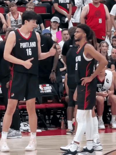 这英语还没过关，就开始这么聊！
想当初，易和周琦，有这一半的沟通能力，在NBA早