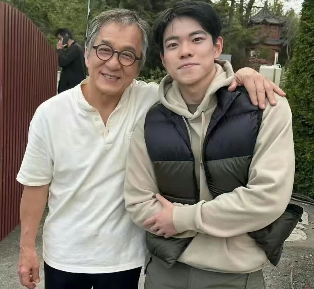 人不服老不行，71岁成龙在加拿大与友人吃海底捞，并被友人上传了合照，照片里可以看