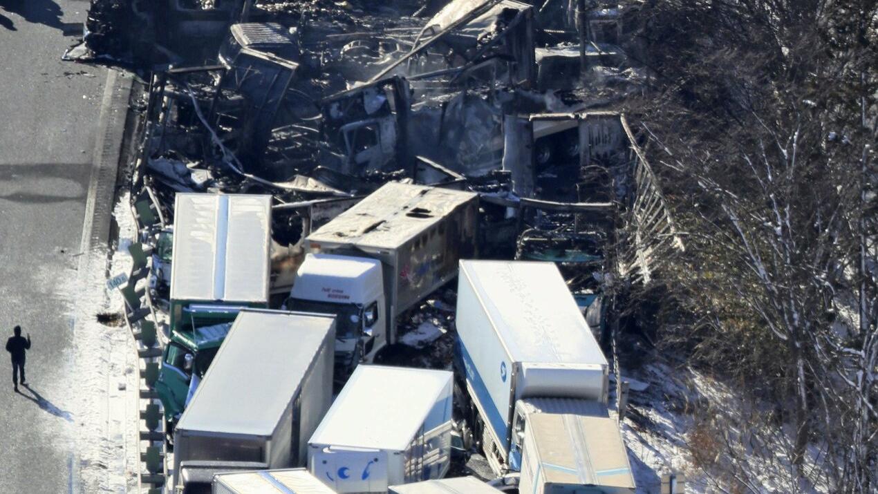 67辆车堆叠三百米，爆炸声不断的深夜高速到底经历了什么？