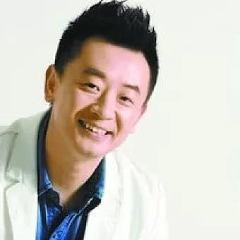 2014年，黄海波刚走出收容所的大门，曲栅栅迎了上来，黄海波一脸不高兴地说：“你