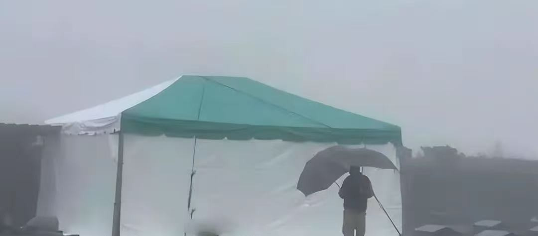 大S葬礼简单冷清











大S的葬礼，竟然下起了瓢泼大雨，和她结婚