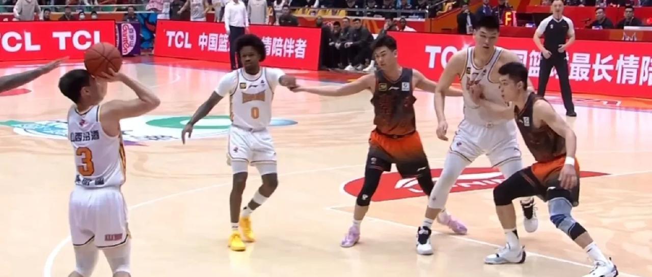 山东高速男篮119:120憾负山西汾酒，此三人成“众矢之的”：
一，侯沛佐
他的