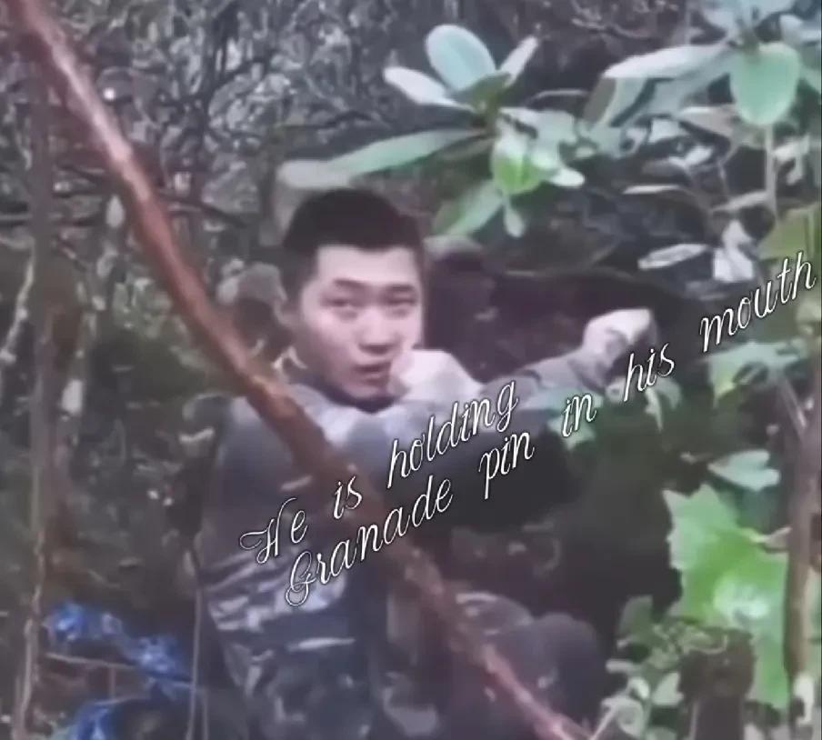 阿三公布了前几年某次对峙的画面。
我军两名落单的边军战士被一群阿三包围，为了不被