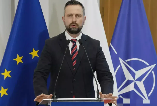 波兰对乌克兰进行了严厉批评！

波兰国防部长瓦迪斯瓦夫·科西尼亚克-卡梅什3月3