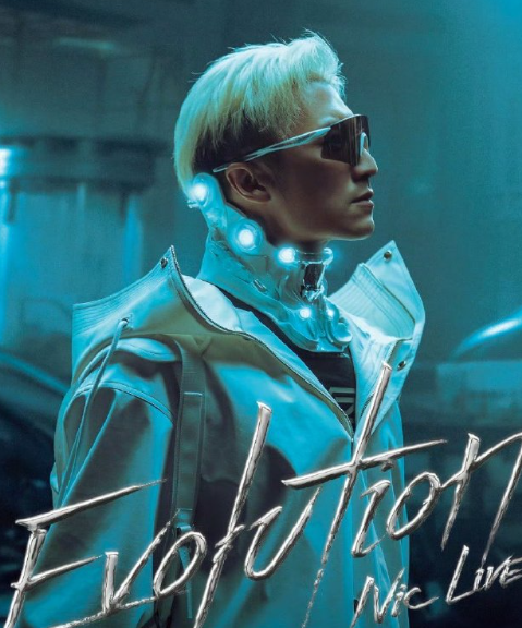 看到谢霆锋武汉站官宣海报，就知道他又要“卷”出新高度了！金发银装加发光颈环的赛博