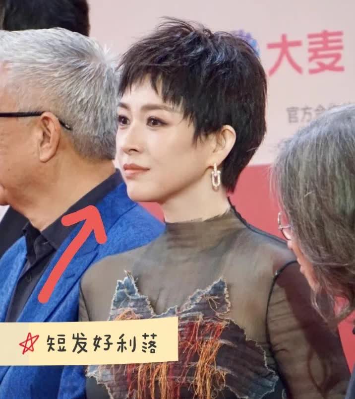 难道是玄学？
只要和章子怡站一起
再好看的女明星
好像都会变得普通
章子