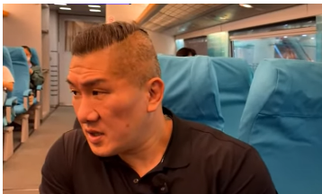 馆长上海开直播  在线7万人

今天晚上抵达上海的馆长，稍早前开直播，目前在线人
