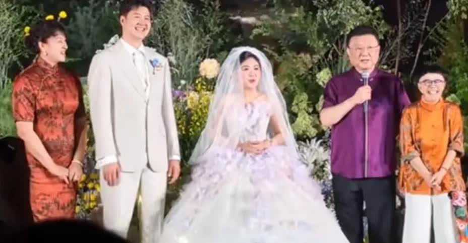 金龟子王宁女儿大婚了，
女儿大婚的典礼上，
金龟子竟然穿着短裤休闲鞋！
真