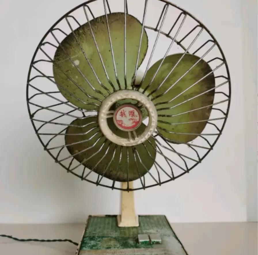 老款风扇维修方便且成本低，说明易于长久使用老牌风扇比市场现在的风扇要经久耐用，做