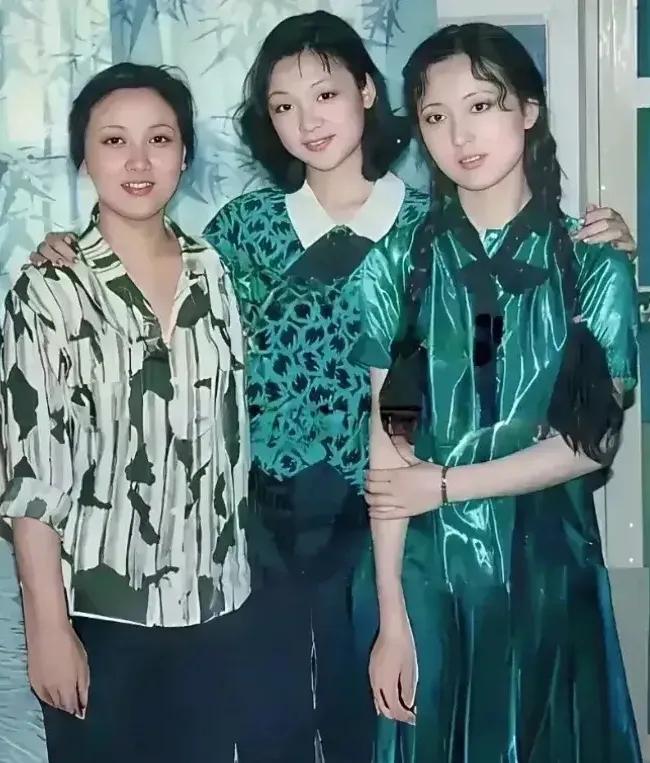 陈晓旭、邓捷、张延三美同框，在这张合影中，完全素颜，有“最美林妹妹”之称的陈晓旭