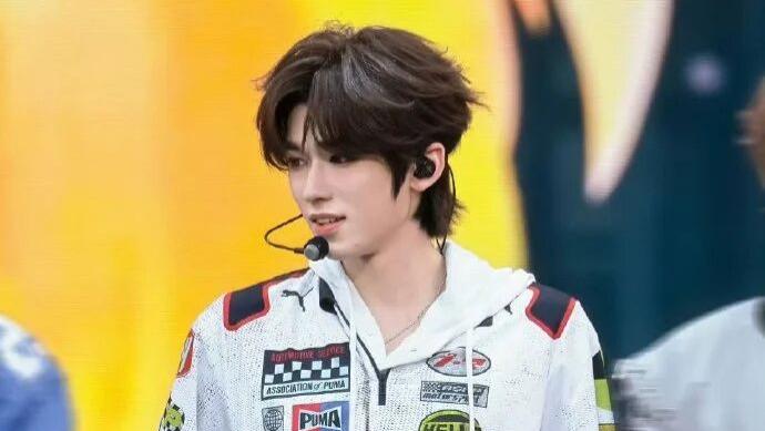 赛车风锐裹随性柔，甜酷藏在松劲里；运动风不只是 “活力炸”，是锐里掺柔才够贴