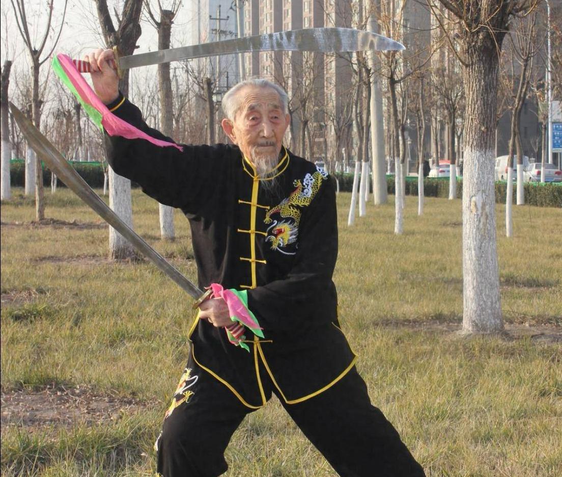 可别以为老爷子只会吃！人家在民国时期就玩转六合拳+双节棍+长枪三件套，把武术融入