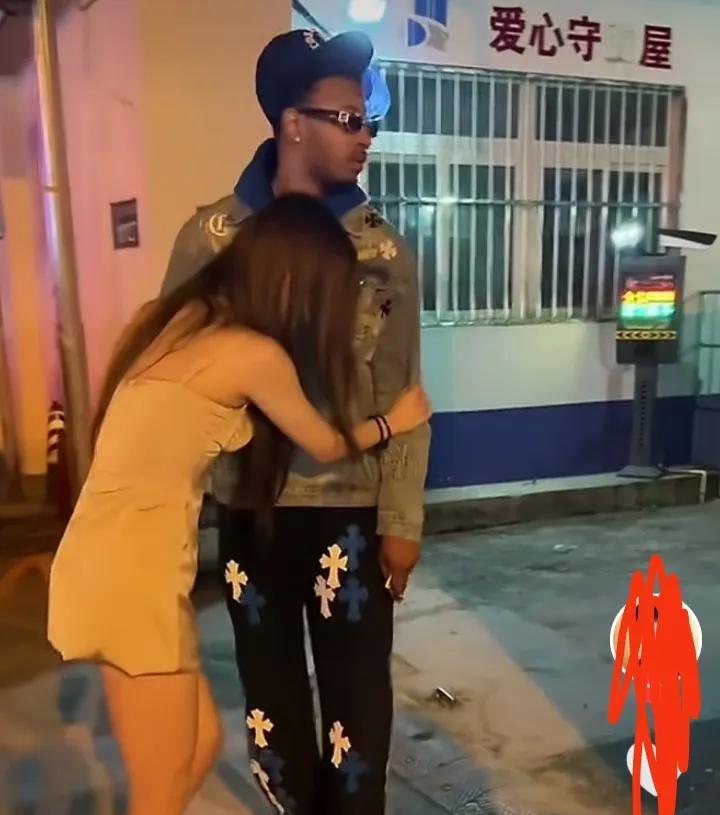 中国女孩回家没见非洲男友，伤心求助爱心驿站。



小丽独自一人回到租住的公寓，