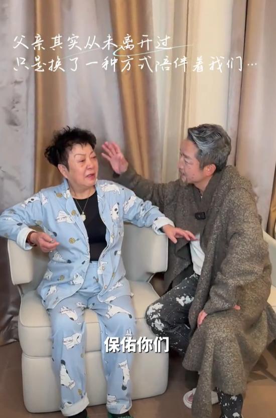 过去一年，他们共同面对了创业路上的挫折与家庭中的磨合，每一步都充满挑战。为了让孩