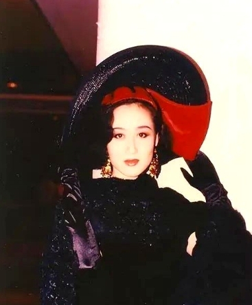 1992年，香港金曲奖颁奖晚会上，梅艳芳调侃利智：“从选亚洲小姐的时候，她就能屈