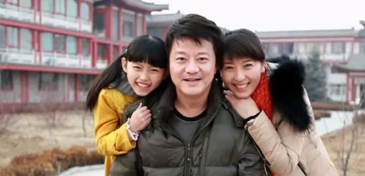 闫学晶儿子结婚时，终于见到了她的老公林越本人。
五十多岁的林越膀大腰圆，胡子八